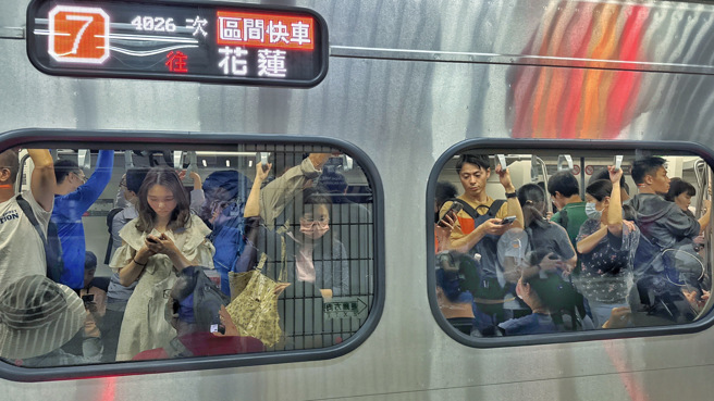 花莲规模7.2地震，导致东部交通大受影响，目前东部列车已恢復准点行驶。（姚志平摄）