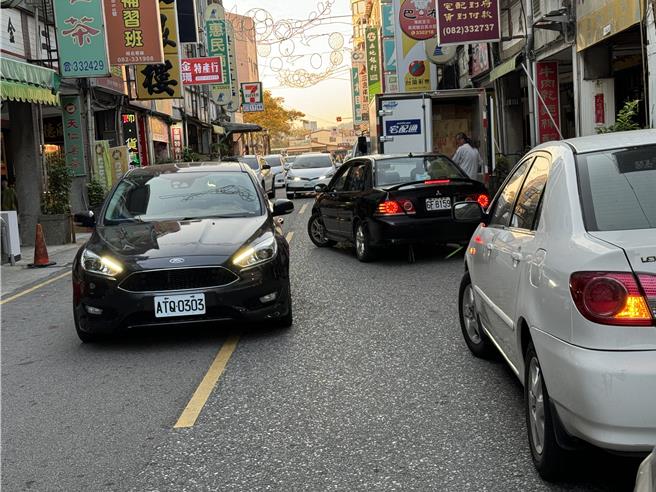 金门市区部分街道巷弄狭小，加上不少民眾贪图方便违规停车，常造成交通大阻塞，致路过驾驶与当地居民均怨声连连。(于家麒摄)