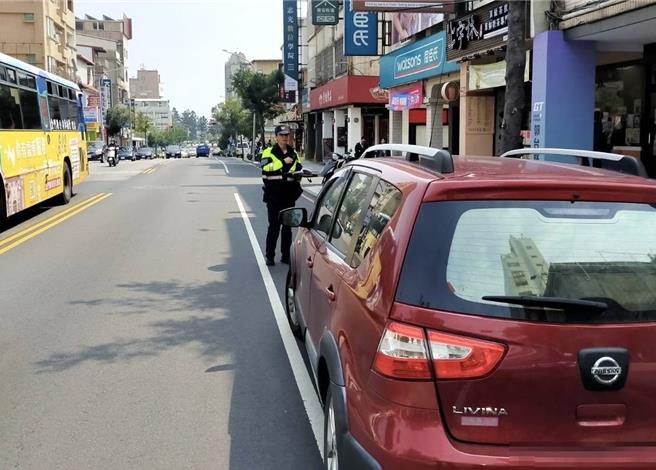 金门县警局为维护行人通行安全，针对市区道路汽、机车违规行驶或停车情形已加强执法取缔。(图／金门县警局提供)
