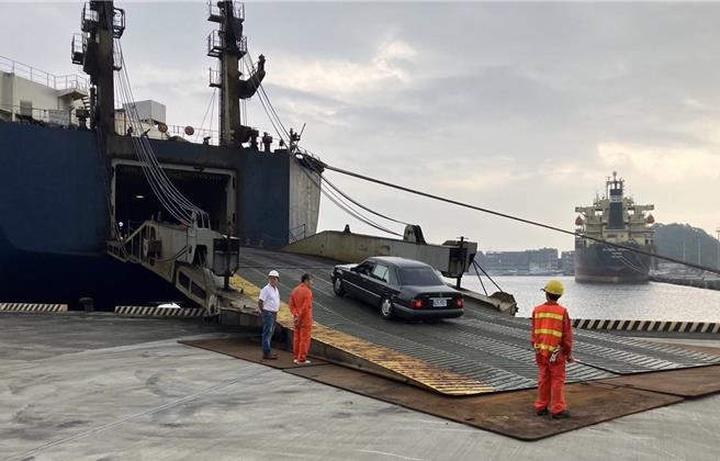 民眾車輛排隊等候上新台馬輪。（航港局提供／陳祐誠台北傳真）