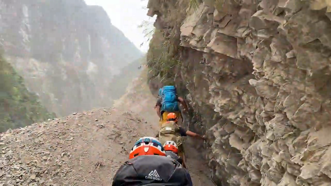 花蓮大地震餘震落石不斷，搜救隊不放棄希望，挺進九曲洞山區影片曝光。（翻攝畫面）