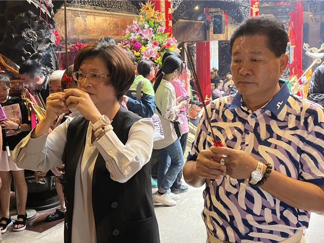 彰化縣長王惠美（左）祈求媽祖保佑國泰民安、風調雨順。（讀者提供／張妍溱台中傳真）