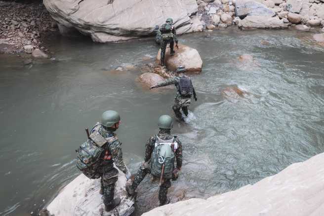 国军和搜救队挺进砂卡礑步道搜救，把握黄金救援时间，期望儘快寻获失踪人员。(军闻社提供)
