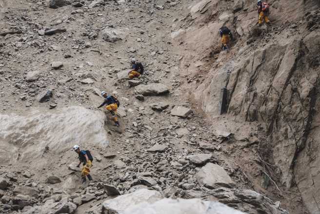 国军和搜救队挺进砂卡礑步道搜救，把握黄金救援时间，期望儘快寻获失踪人员。(军闻社提供)
