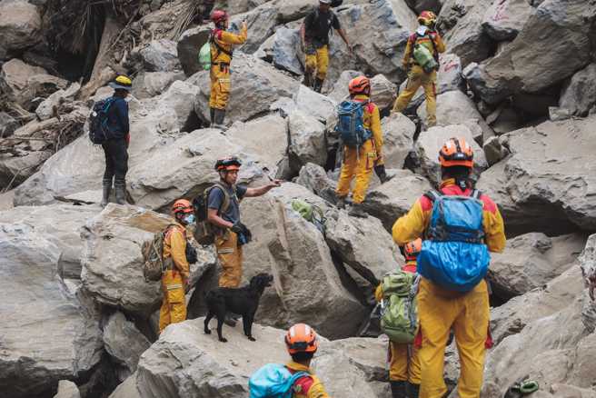 国军和搜救队挺进砂卡礑步道搜救，把握黄金救援时间，期望儘快寻获失踪人员。(军闻社提供)

