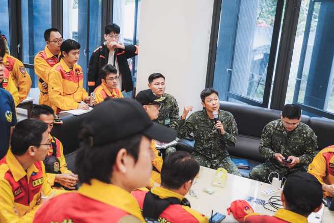 国军和搜救队挺进砂卡礑步道搜救，把握黄金救援时间，期望儘快寻获失踪人员。(军闻社提供)
