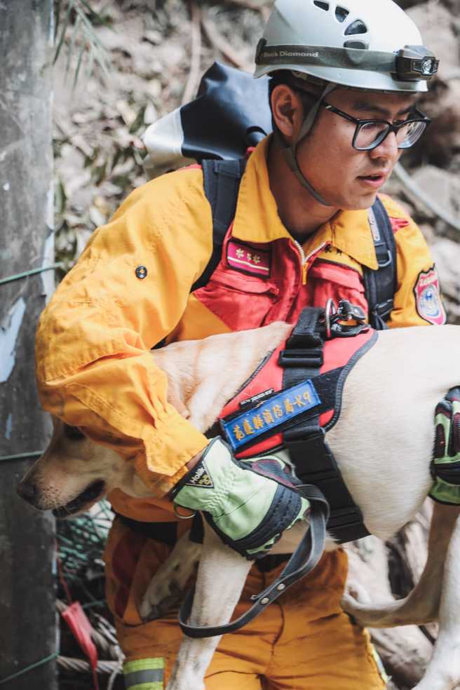 国军和搜救队挺进砂卡礑步道搜救，把握黄金救援时间，期望儘快寻获失踪人员。(军闻社提供)
