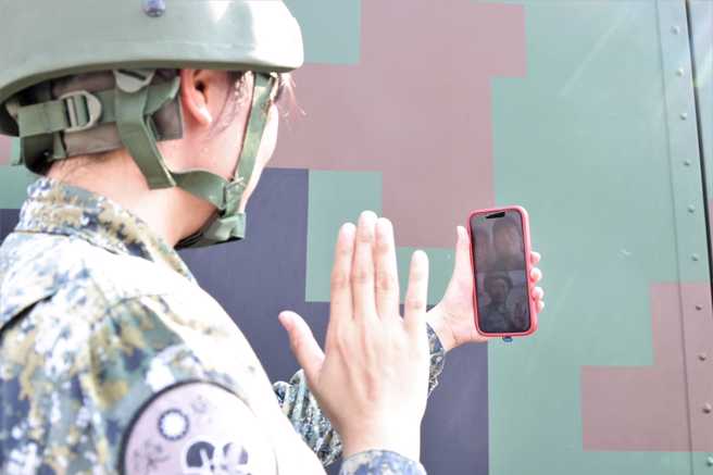 除了救灾外，官兵也是家人心心念念的牵挂，现在他们必须协助地方重建家园。(军闻社提供)