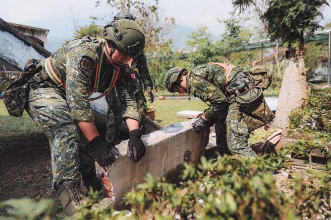 除了救灾外，官兵也是家人心心念念的牵挂，现在他们必须协助地方重建家园。(军闻社提供)