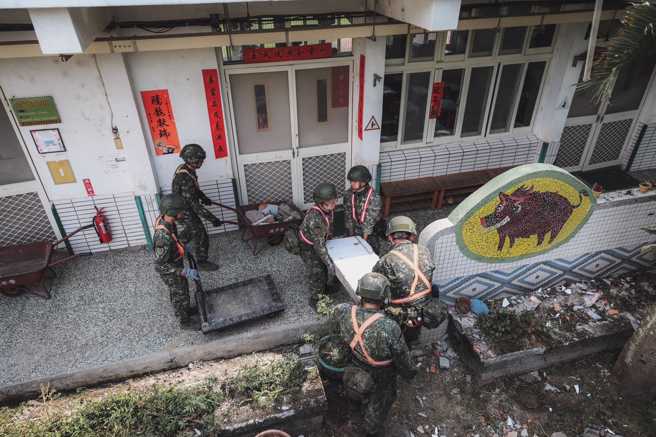 除了救灾外，官兵也是家人心心念念的牵挂，现在他们必须协助地方重建家园。(军闻社提供)