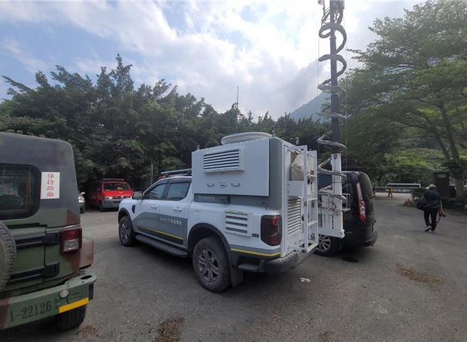 数位发展部昨派出我国第一辆搭载非同步轨道卫星终端设备的「应变网路行动车」赶抵花莲，可在灾区电力与商用网路中断时提供紧急通讯服务。（数位部提供）