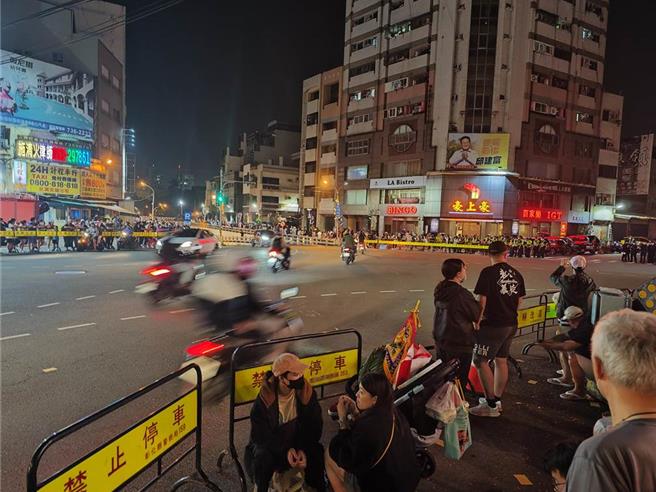 彰化县警局近来大甲妈遶境衝突热区道路两旁设置车辆改道牌，以坚壁清野的方式防堵暴力衝突。（资料照片／孙英哲彰化传真）