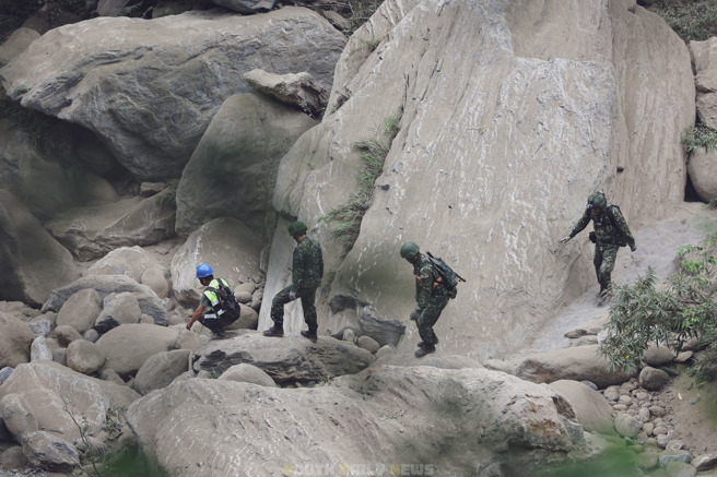 国军和搜救队挺进砂卡礑步道搜救，把握黄金救援时间，期望儘快寻获失踪人员。(青年日报提供)
