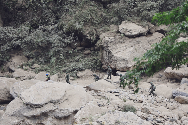 国军和搜救队挺进砂卡礑步道搜救，把握黄金救援时间，期望儘快寻获失踪人员。(青年日报提供)