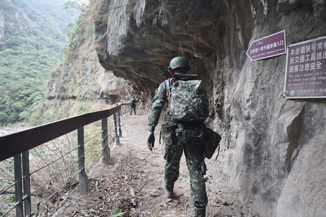 国军和搜救队挺进砂卡礑步道搜救，把握黄金救援时间，期望儘快寻获失踪人员。(青年日报提供)