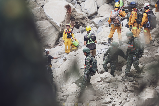 国军和搜救队挺进砂卡礑步道搜救，把握黄金救援时间，期望儘快寻获失踪人员。(青年日报提供)
