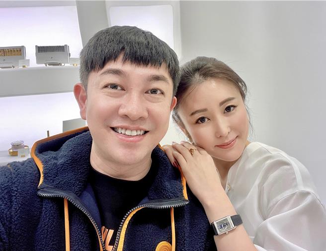 李明川（左）录完日文单曲后马上请好友麻衣讲评。（产值娱乐提供）