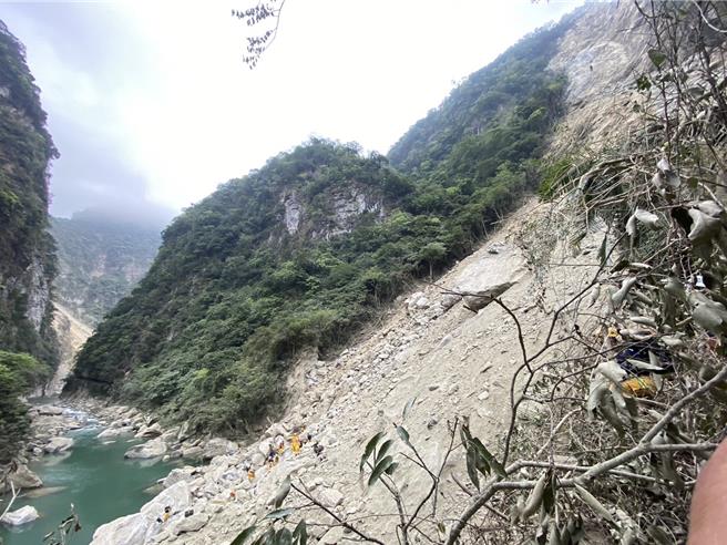 高雄市特搜隊員與搜救犬在砂卡礑步道搜救罹難者，畫面驚險萬分。（翻攝照片／洪靖宜高雄傳真）