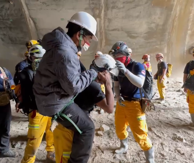八八风灾「佳暮四英雄」赖孟传再度现身，九曲洞背骨折游客。(屏东特搜队提供)
