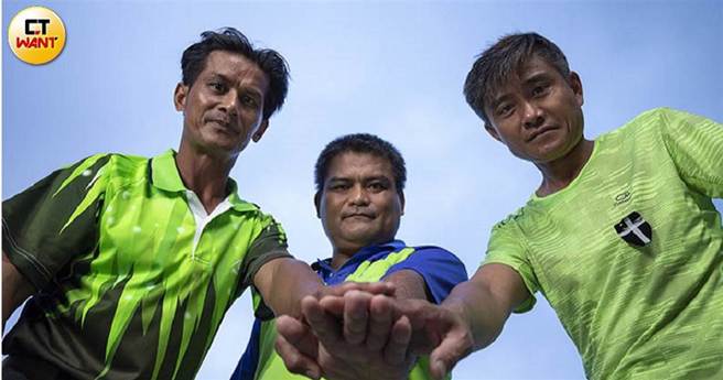 八八风灾「佳暮四英雄」，右一为赖孟传。(翻摄自周刊王)