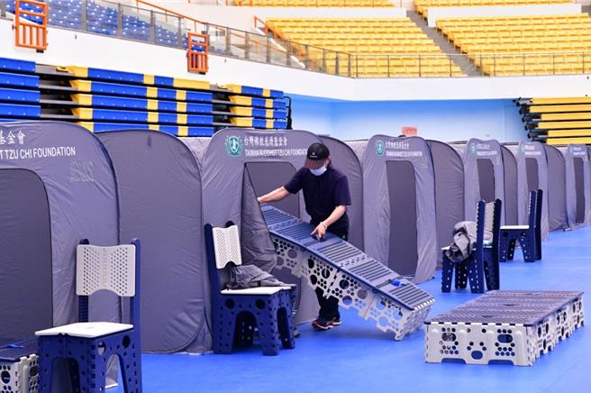 慈济基金会也调度「净斯福慧隔屏」，送往花莲各安置点供被安置民眾使用，让民眾不止安全而且也能享有隐私。（慈济基金会提供／林良齐台北传真）