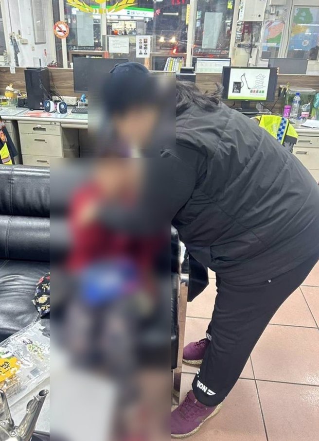 失智老妇怀疑家中有人闯入、情绪不稳，警方到现场后安抚老妇，并联繫老妇的女儿前往现场协助老妇返家。（芦竹分局提供）