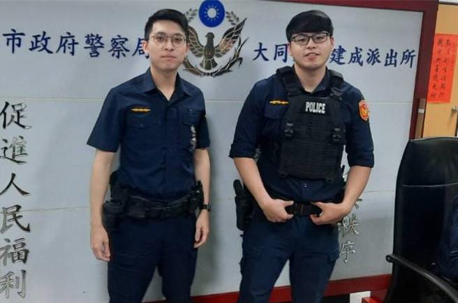 大同分局建成派出所警员黄柏叡（左）、叶家宏（右）及时制止诈骗。（警方提供）