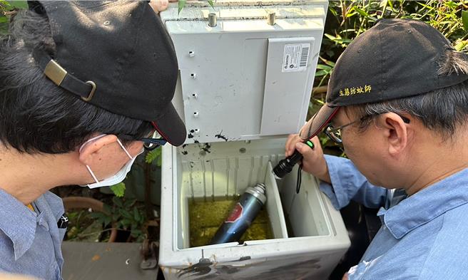台北市环保局推动「生态防蚊师」，目的在协助台北市各机关、学校、社区找出蚊虫孳生源，并提出以生态、物理防治为主的「诊断单」，客制化出具最符合申请者需求的防治方法，民眾不需支付任何费用，透过环保局网站即可免费申请。（台北市环保局提供／丁上程台北传真）