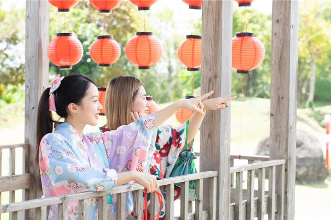 房客可換穿日式經典浴衣，漫步在5.7公頃的日式造景園區，仿佛置身日本京都。（圖／綠舞國際觀光飯店）