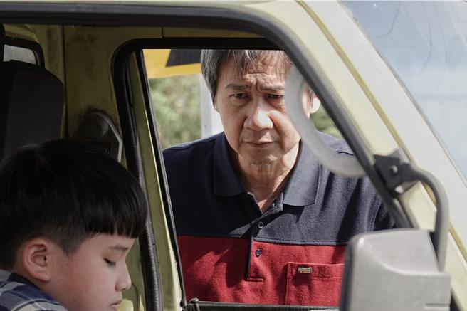 《發財車》陳文彬（右）與陳彥泓在《發財車》中情感交流很自然。（公視提供）