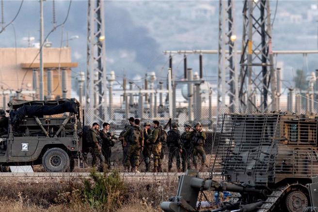 图为部署以色列边境的以色列国防军。（路透社）