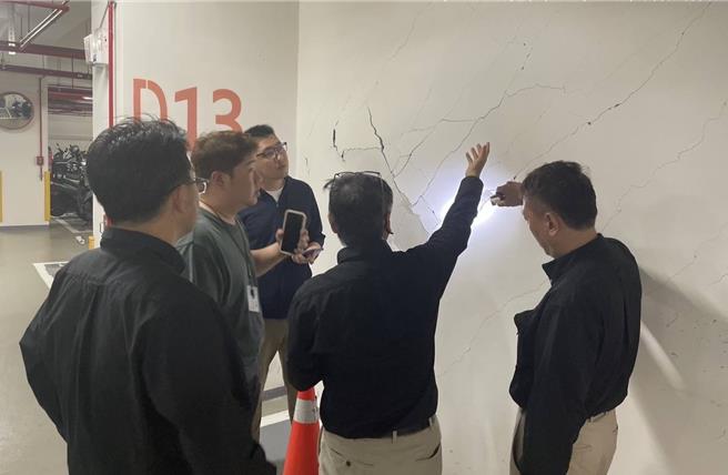 0403花莲大地震发生后，「中坜一号」社宅大楼因地震外墙有磁砖脱落且地下室墙面破裂的情形。（桃园市都发局提供）