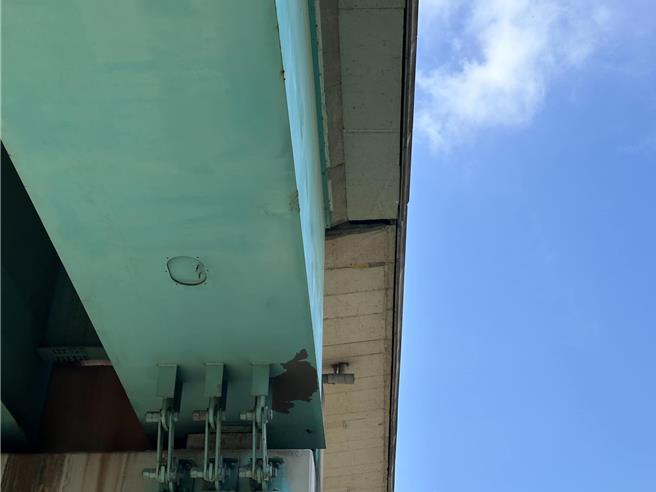 0403花蓮大地震後，桃園機場捷運A18至A19站中間，出現輕微位移。（摘自蘇俊賓臉書）