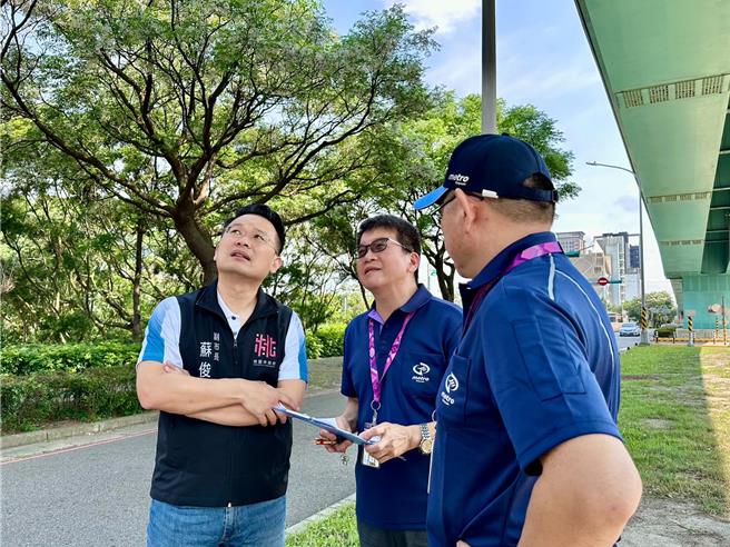 桃園市副市長蘇俊賓勘查機捷軌道。（摘自蘇俊賓臉書）
