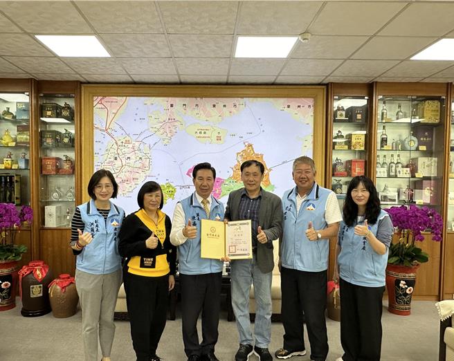 奧運羽球金牌選手李洋父親李峻淯(右三)趁清明節返鄉掃墓祭祖之餘，前往拜會金門縣長陳福海(左三)，捐贈羽毛球200桶給地區發展羽球運動之學校，以實質行動回饋家鄉。(圖／金門縣教育處提供)