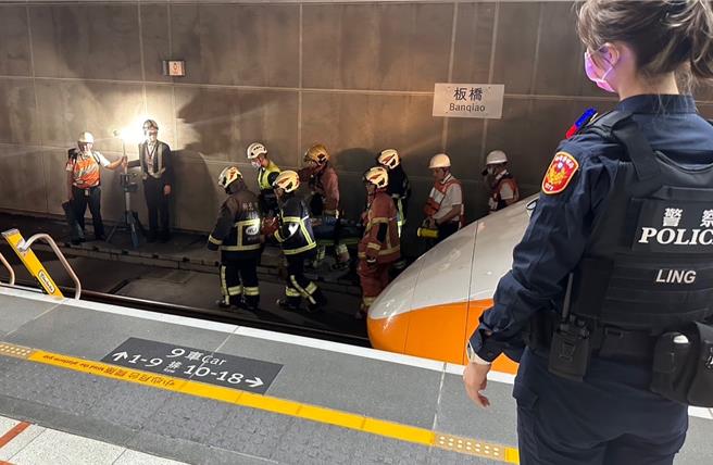 高铁板桥站发生女子落轨意外，消防人员已将女子救起送医。（民眾提供）