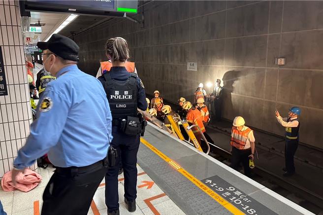 高铁板桥站发生女子落轨意外，消防人员已将女子救起送医。（民眾提供）