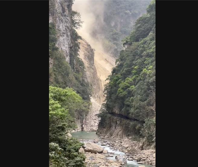 搜救人員搶救時，因餘震不斷有土石崩落。（翻攝照片／洪靖宜高雄傳真）