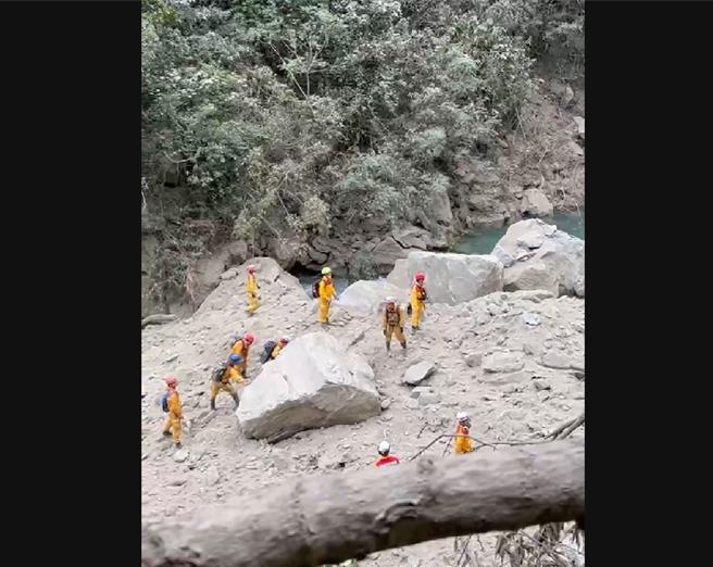 搜救人員搶救時，因餘震不斷有土石崩落。（翻攝照片／洪靖宜高雄傳真）