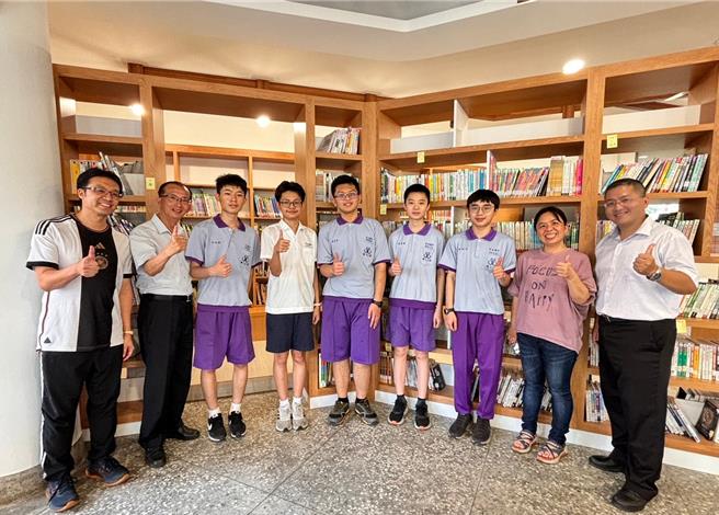 民生国中今年录取嘉义高中科学班表现不俗，师生都很高兴。（张金龙提供／廖素慧嘉市传真）