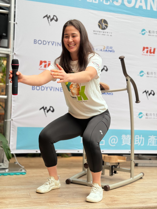 葛兰乔安娜在代言记者会上示范用器材辅助深蹲训练。（李弘斌摄）