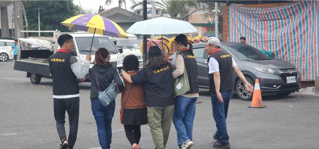 花蓮和仁礦區的66歲李姓礦工妻女今(5)日下午前往花蓮市立殯儀館處理後事。(黃敬文攝)