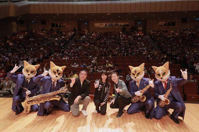 今年基隆的童話藝術節首度引入來自日本的「動物樂團」表演，於基隆表演藝術中心演藝廳演出『一童搖擺』親子音樂會。基隆市長謝國樑（左三）表示，會繼續努力將更多表演團體引入基隆。（基隆市政府提供／徐佑昇基隆傳真）