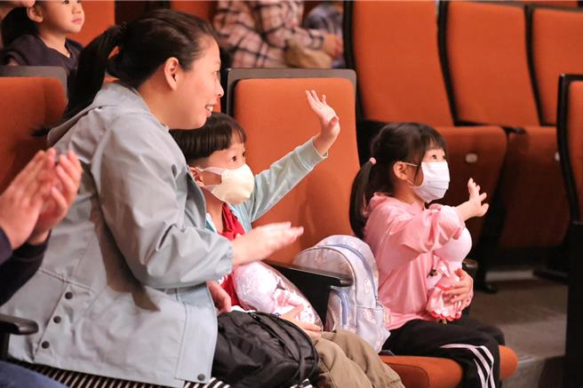 今年基隆的童話藝術節首度引入來自日本的「動物樂團」表演，於基隆表演藝術中心演藝廳演出『一童搖擺』親子音樂會。基隆市長謝國樑表示，會繼續努力將更多表演團體引入基隆。（基隆市政府提供／徐佑昇基隆傳真）