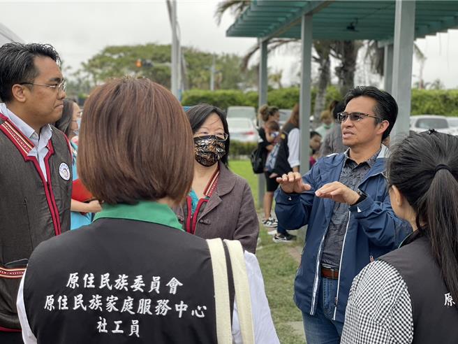 副主委谷縱Qucung指示原家中心社工員全力協助家屬需求。（原民會提供／林雅惠高雄傳真）