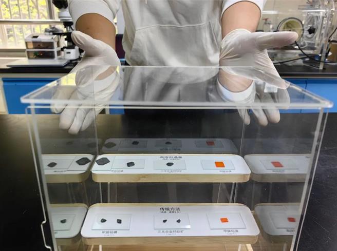 突破技术壁垒！大陆科学家自主研发钙钛矿单晶晶片通用生长技术。图为华东理工大学科研人员展示钙钛矿单晶晶片通用生长技术。（新华社）