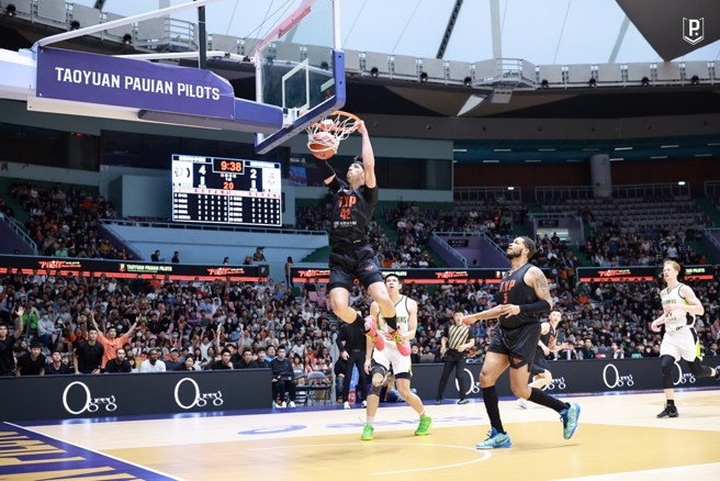 沃许本漂亮完成双手灌篮。(领航猿提供)