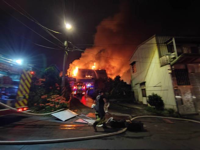 今（5日）晚间19时20分许，新北市新店车子路啤酒仓储发生火警。（翻摄画面）