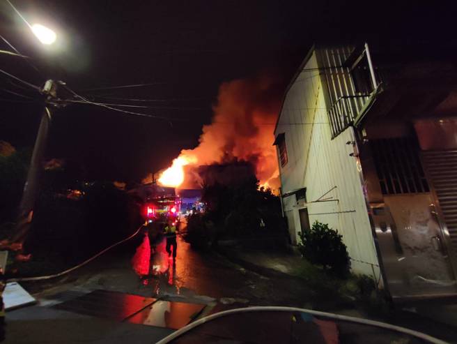 今（5日）晚间19时20分许，新北市新店车子路啤酒仓储发生火警。（翻摄画面）