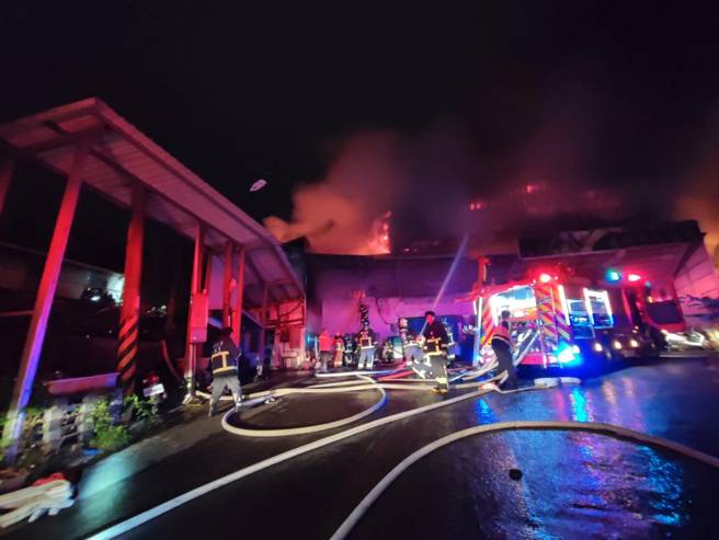 今（5日）晚间19时20分许，新北市新店车子路啤酒仓储发生火警。（翻摄画面）